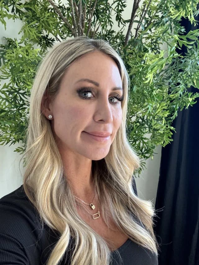 Original selfie of a 40 woman