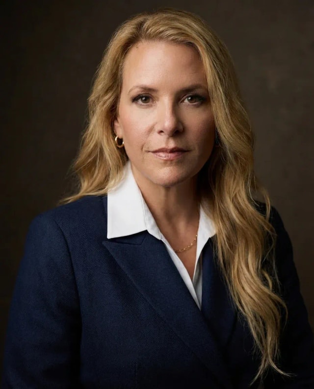 AI Fiverr Headshot of a 50 woman by ExecHeadshots