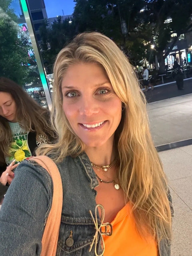 Original selfie of a 40 woman